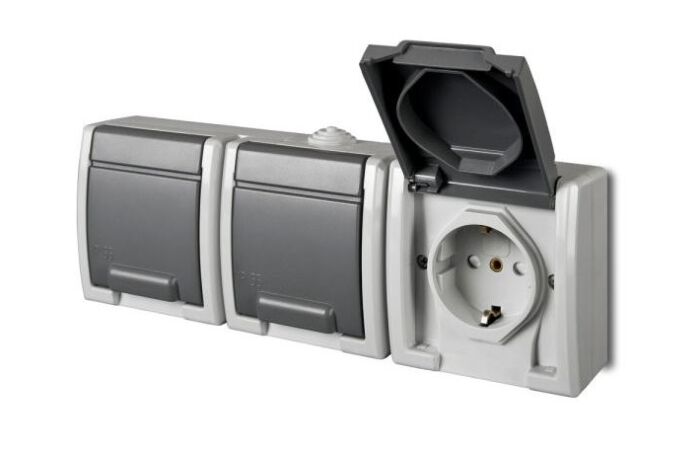 FAMATEL ATLAS Zásuvka SCHUKO 3x 2P+PE 16A 230V vodorovná IP55 šedá
