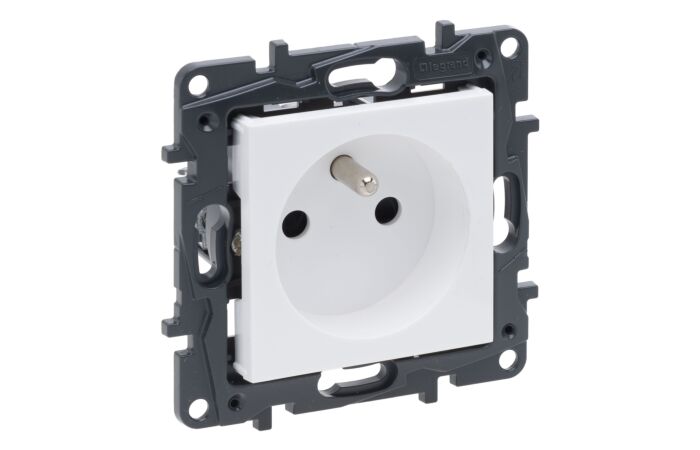 Zásuvka NILOÉ STEP 863131 2P+T bílá