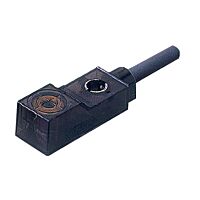 E2S-W24 1M OMS indukční senzor přiblížen