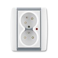 ABB ELEMENT Dvojzásuvka 5593E-C02357 04 s natočenou dutinou, s ochranou před přepětím a optickou signalizací poruchy, bílá/ledová šedá