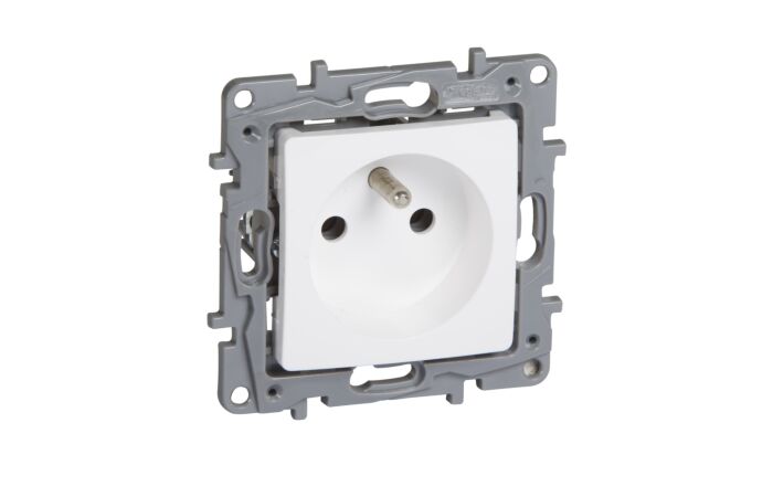 LEGRAND Zásuvka NILOÉ 764540 2P+T bílá