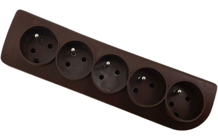 ELGOTECH 5zásuvka GN-570 250V/16A otvory pro uchycení IP20 hnědá