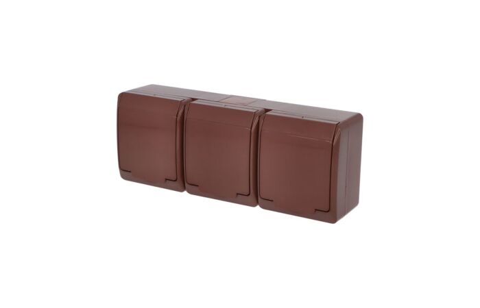 FAMATEL GALATEA Zásuvka 2P+PE 3-násobná vodorovná IP44 hnědá