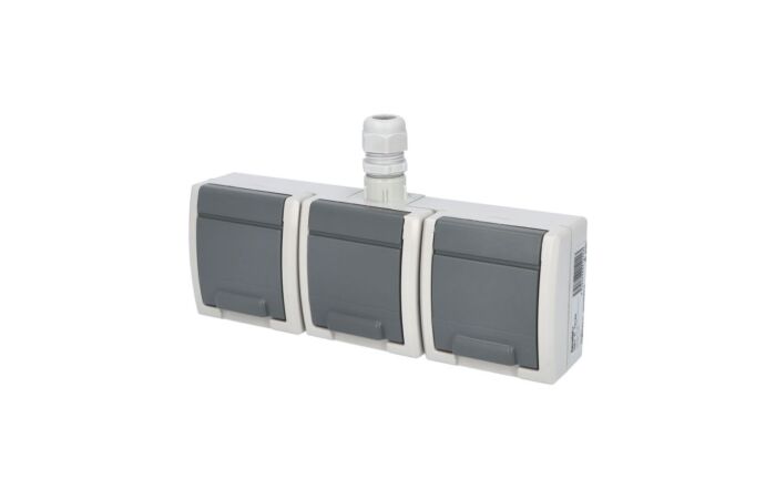 FAMATEL Zásuvka ATLAS 3-násobná vodorovná s vývodkou M20 IP65 šedá