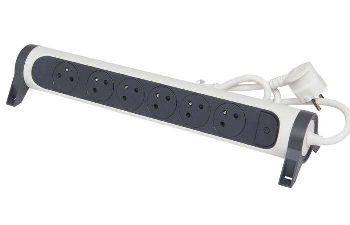 LEGRAND Přívod prodlužovací 1,5m 6zásuvka 230V/16A 6X2P+T otočná IP20 bílá/tm.šedá